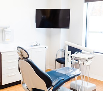 Model smile with dental crown restoration