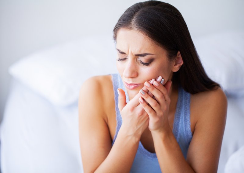 woman experiencing facial pain 